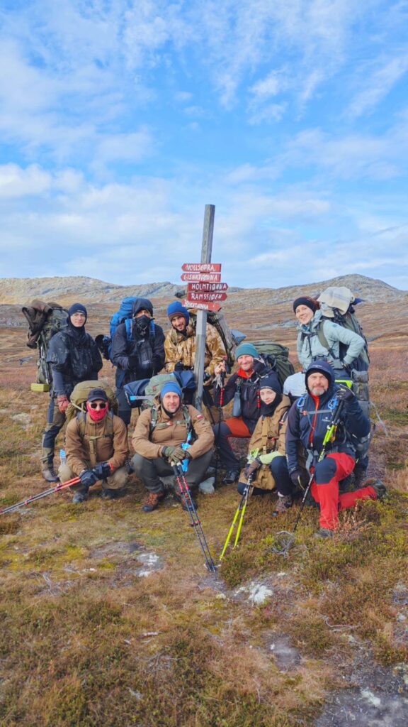 wędrowcy na tle drogowskazu