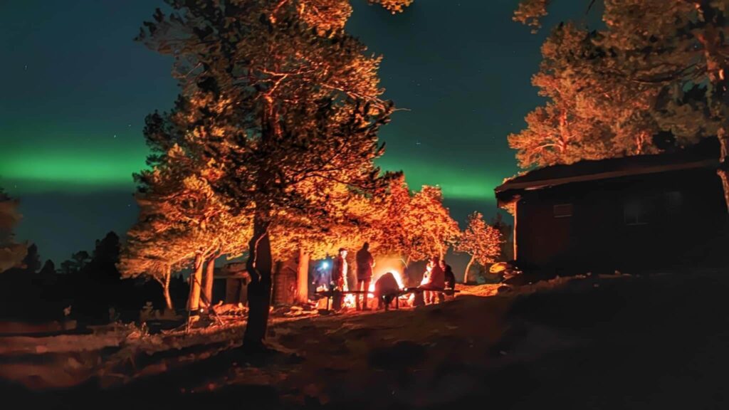 ognisko na tle zorzy