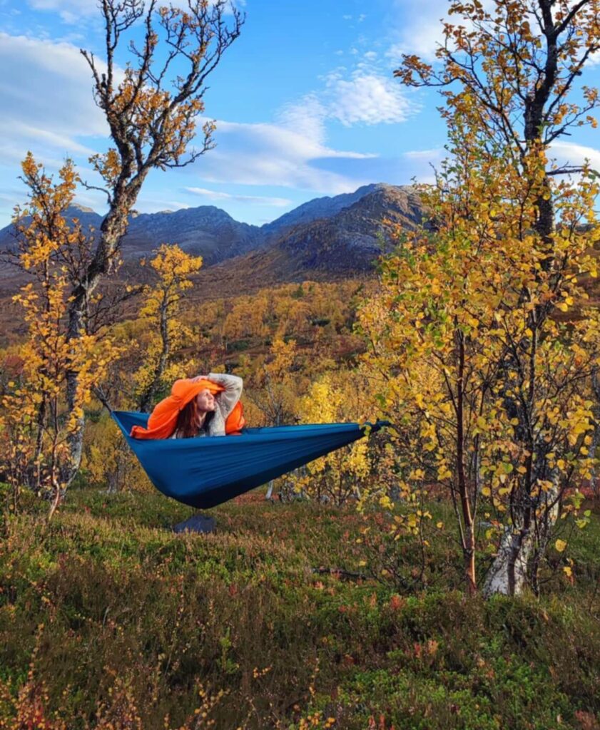 w hamaku na tle gór i jesieni