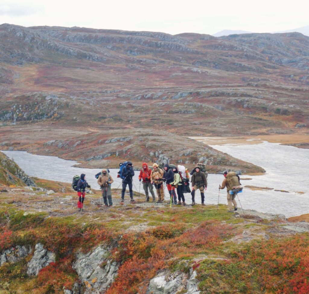 wędrówka z plecakami na tle gór